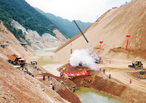 乐昌峡水利枢纽工程今日大江截流 时政要闻 