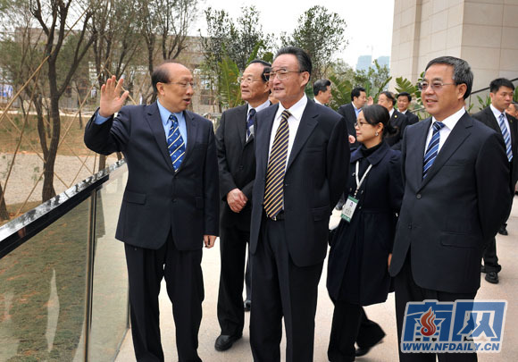 胡春华陪同吴邦国视察澳门大学横琴校区 时政