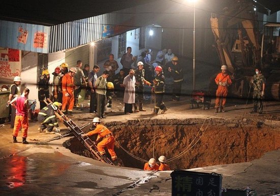 深圳市龙岗区发生一起路面塌陷事故 造成4人死