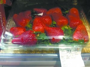 广州高端超市烂水果切拼再卖 越贵越畅销 时政