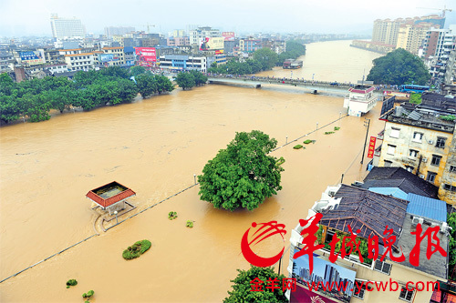 尤特暴雨截断京广线 上万人滞留广州火车站 