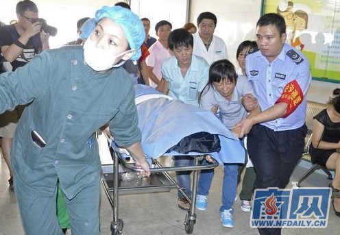 深圳泥头车撞翻校车致学生1死16伤 广东滚动