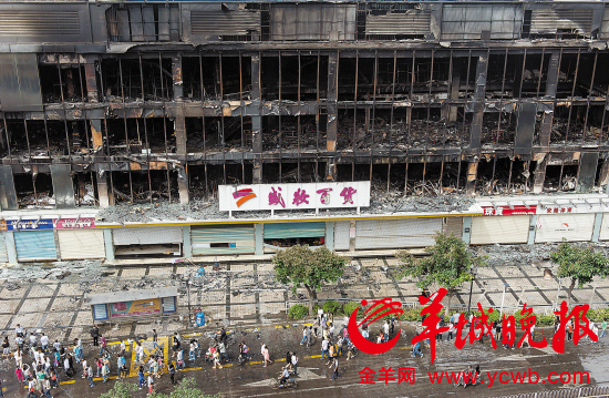 深圳百货大楼烧成空壳 窗框与玻璃都被烧熔