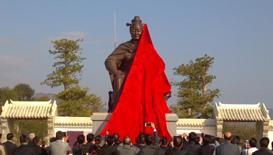 巾帼英雄第一人冼太夫人铜像在电城山兜村揭幕