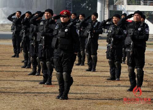 女特警之贩卖人口_中国人的一天 女特警储晶君