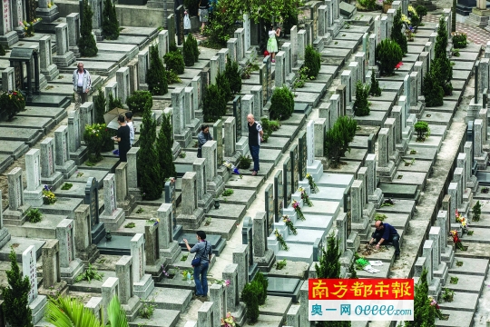4月4日清明假期首日,广州市银河园公墓,市民前来拜祭,祭品大多环保