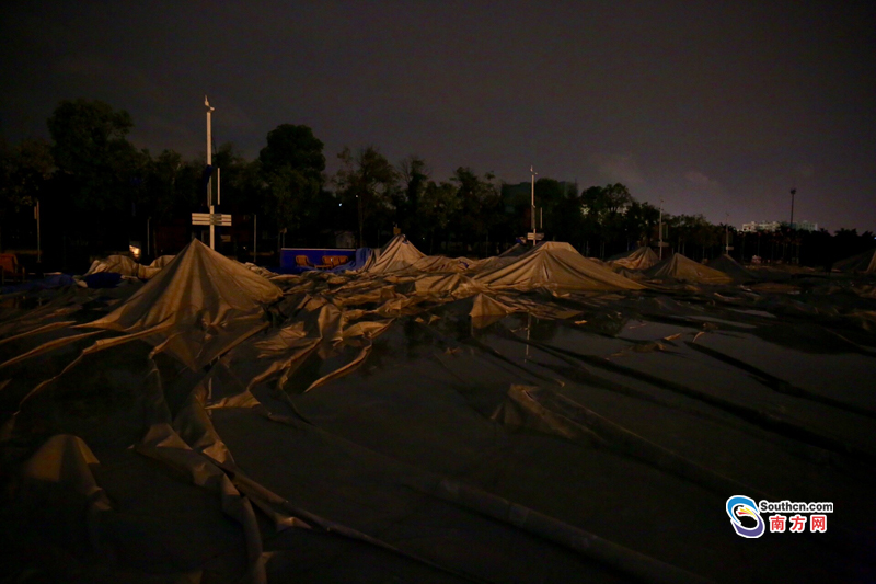 广州奥体中心羽毛球馆暴雨中坍塌 两人受轻伤