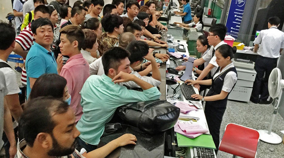 广州航班因暴雨大面积延误 女乘客大闹机场