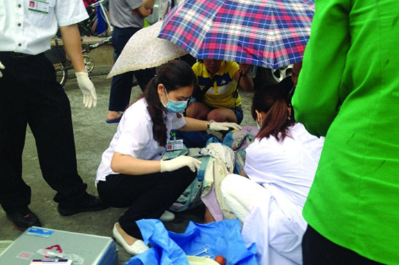 深圳孕妇当街产子街坊搭 爱心产房 男婴顺利诞