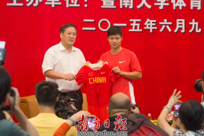 亚洲飞人 苏炳添:比赛时向刘翔借运气 不考虑进