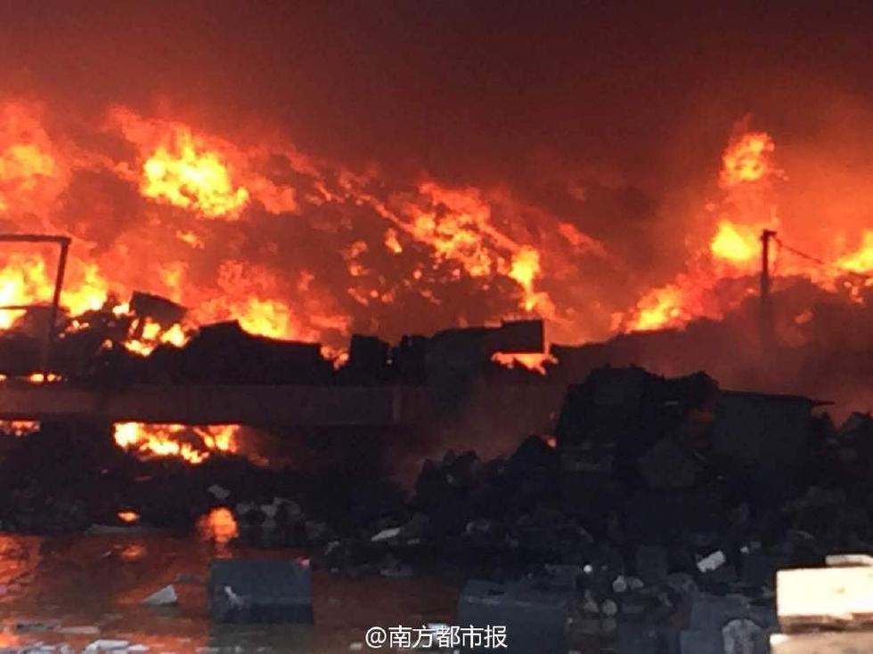 东莞一厂房起火爆炸 过火面积达2千平方