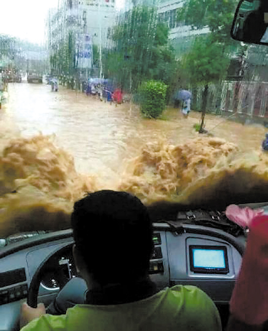 深圳遇暴雨街道变河道 大巴司机称有开船的感