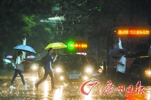 上班雨带来水浸街广州大塞车 网友吐槽要穿泳