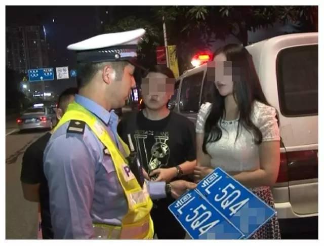 美女开不挂牌跑车飙车被广州交警拿下
