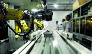 东莞工人成本翻倍大量工厂关门 若工厂采用机器人一年节约资金可达9