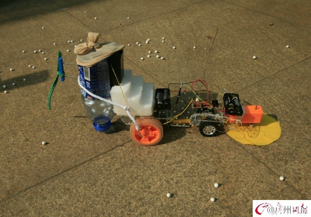 广州小学生帮妈妈做家务 发明丝袜扫地机器人