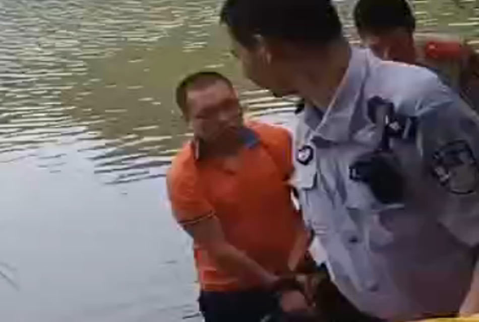  惠州男子皮带绑手跳河自杀（图） 后悔会游泳