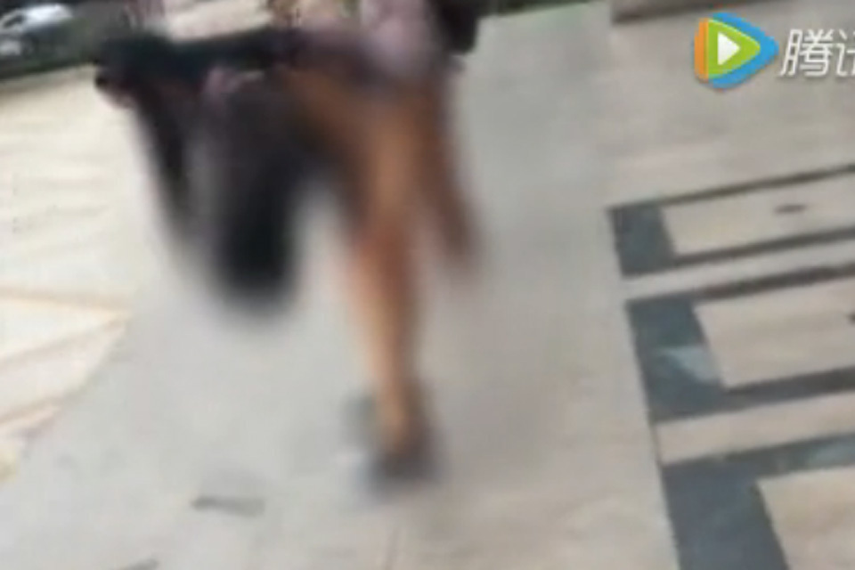 女子在广州一商场门口当众脱裤子小便 街坊:已经2年了