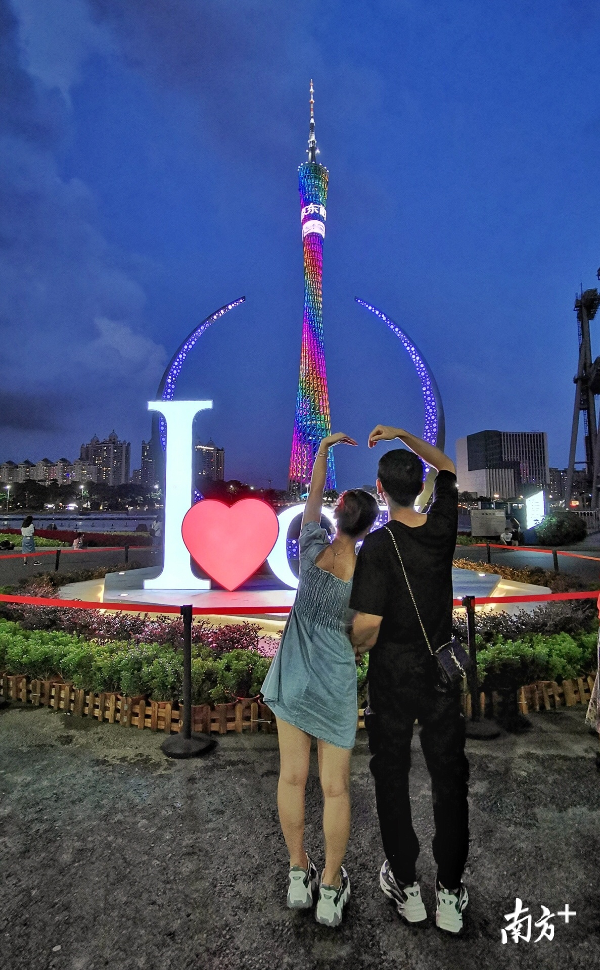 8月25日，是中国民间的传统节日七夕节，在广州海心沙，情侣正在以他们的浪漫方式，庆祝这个“中国情人节”。生而幸之 摄