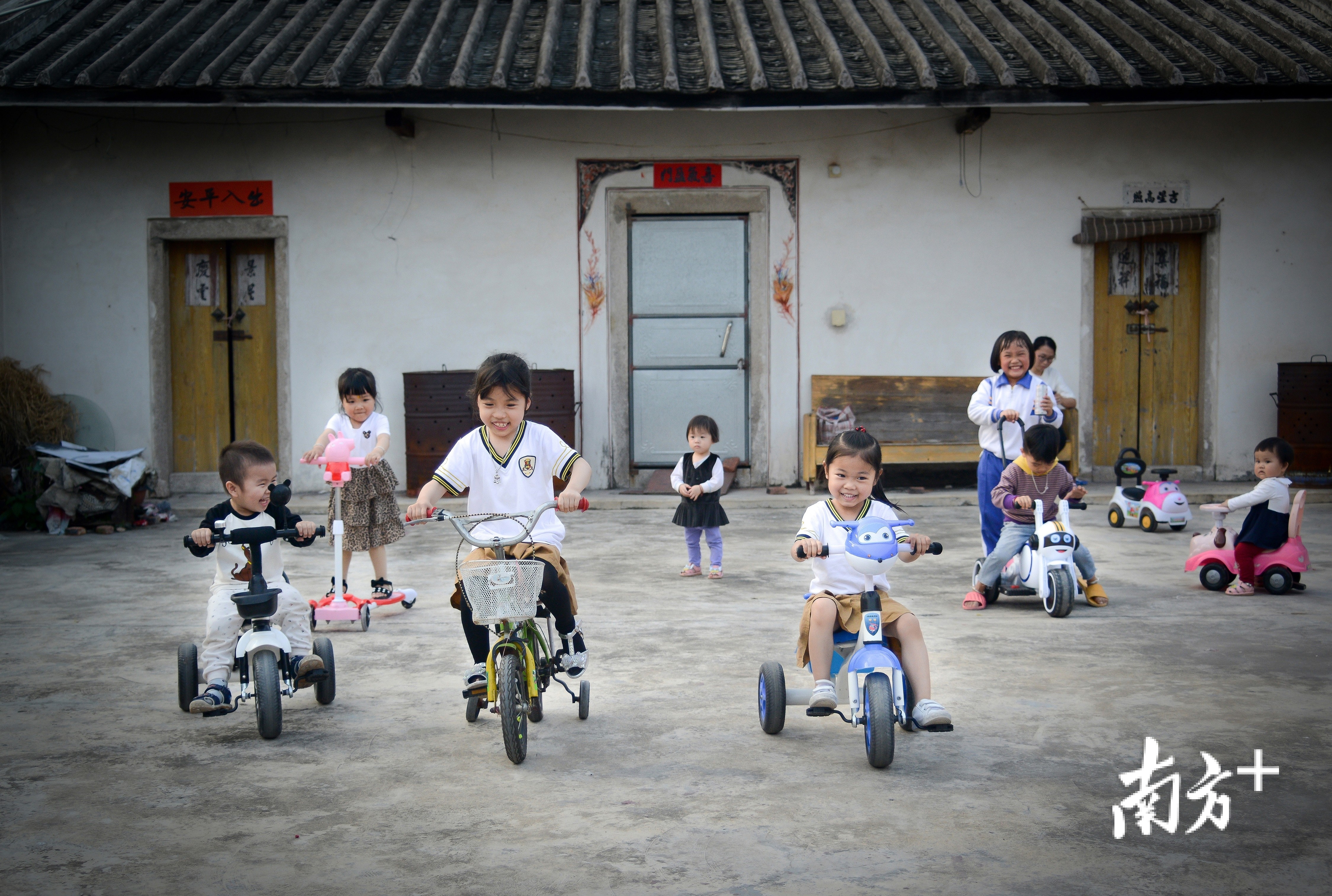 3月14日，周末午后，潮州潮安金石镇，村中的小朋友们到祠堂前空地一起玩耍嬉戏。 林伟焕 摄