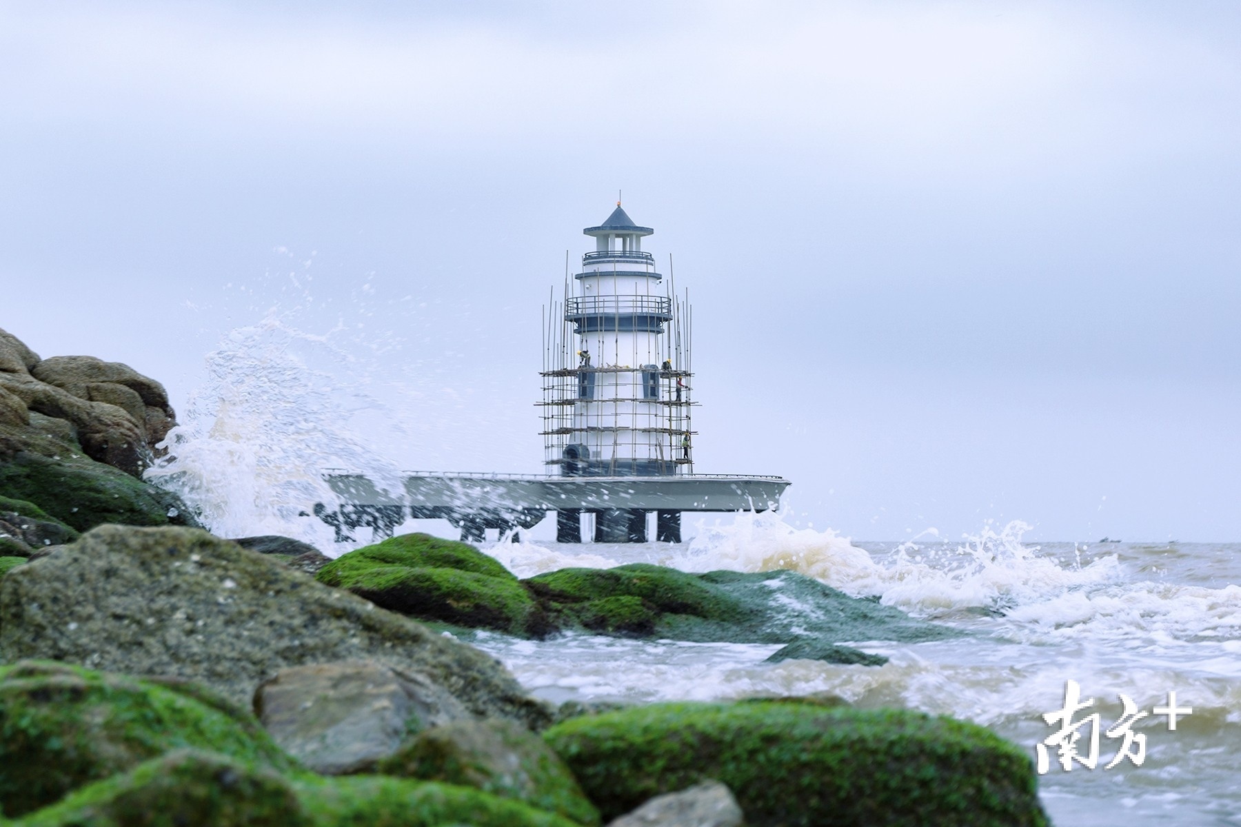 3月13日，珠海爱情邮局的灯塔正在维修中。沙滩上的咸鱼 摄