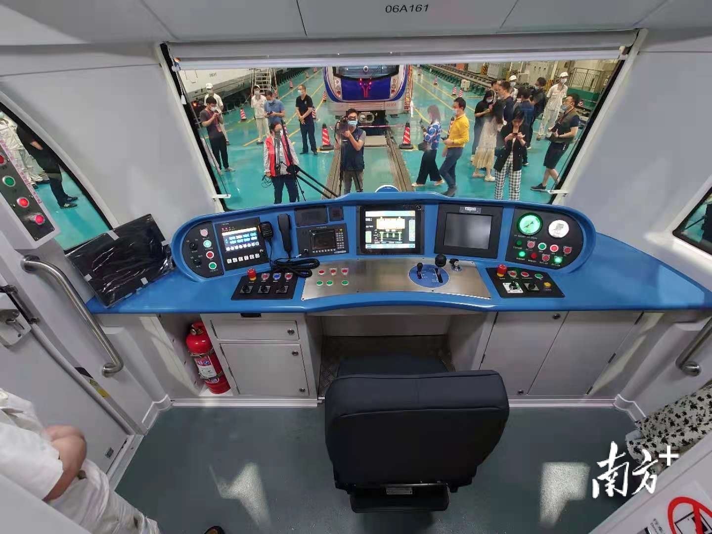 开放式驾驶室，你打卡了吗？上海地铁两条新线试运行首日，市民纷纷尝鲜体验 - 封面新闻
