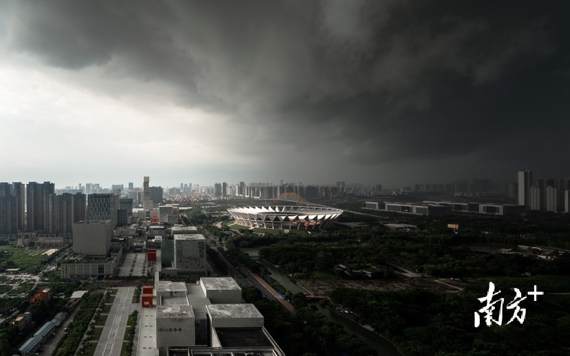 8月5日，佛山新城世纪莲体育中心上空被乌云笼罩。梁雨祺 摄