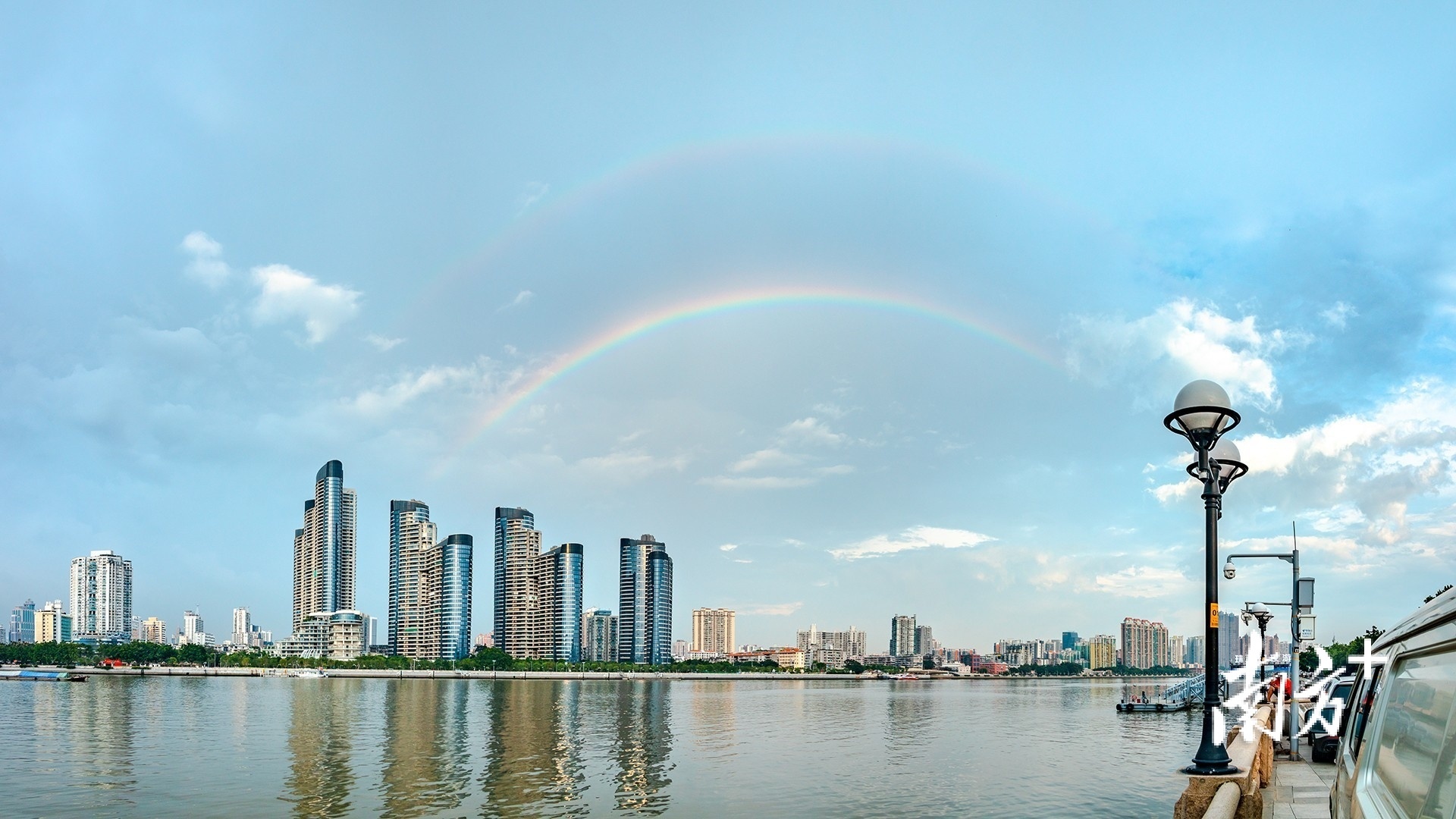 8月4日下午，广州洲头咀珠江上空出现双彩虹 。渔夫 摄