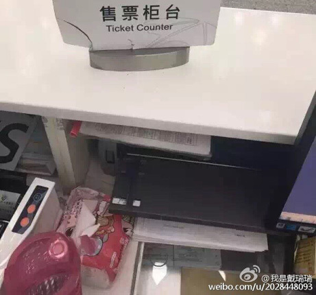 深圳机场一票务员疑因打不了行程单被乘客打倒