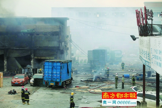 东莞万江一辆运输货车发生爆炸 事故造成9人受