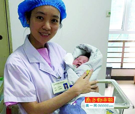 深圳二胎产妇医院分娩危机时刻医生用嘴吸羊水