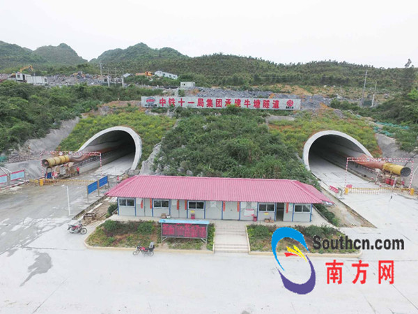 龙怀高速英怀段牛塘特长隧道双线顺利贯通