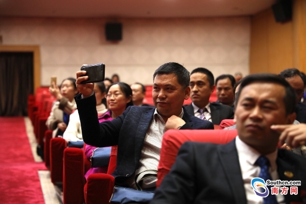 珠海市政协会议抢麦花絮:委员很拼,记者很忙