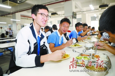 深圳科学高中,就餐的学生脸上露出灿烂笑容.