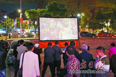 外来工志愿放映队年前公益放映 用光影传递在广东过年的温暖