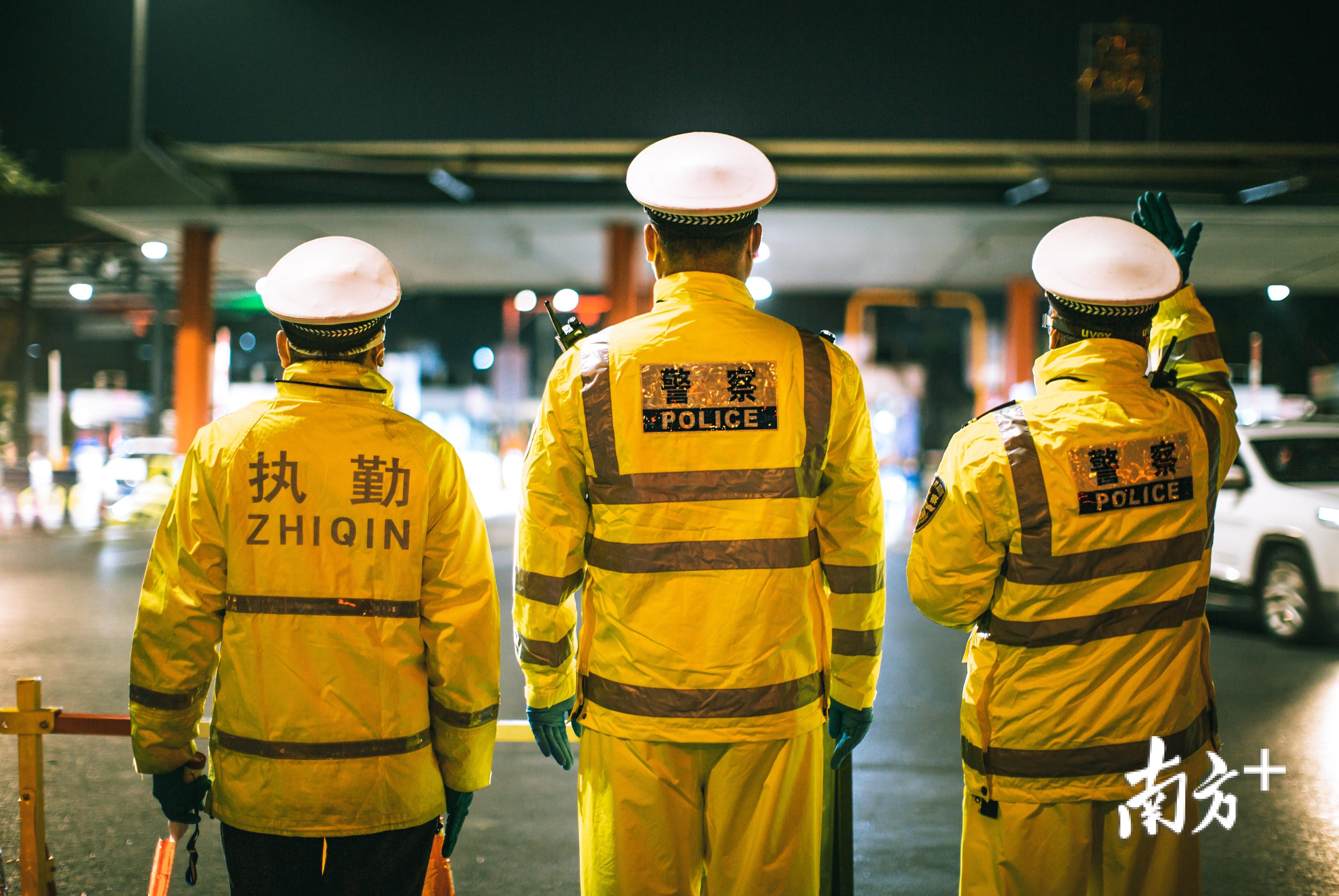 2月2日夜晚，疫情防控的关键时期，广州交警在华南快速干线广园出口联合检疫点执勤中。逸松 摄