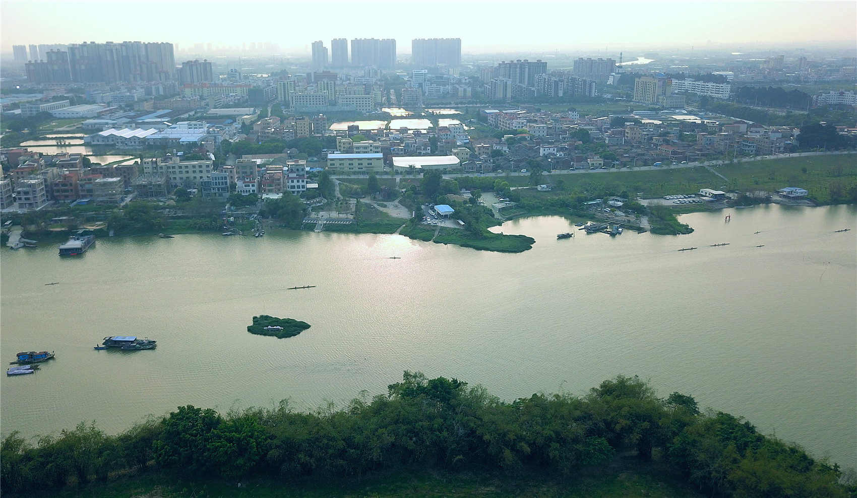 夕阳下的南海丹灶龙舟训练基地.