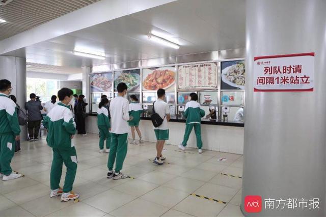 广州中学学生排队进饭堂吃饭4.jpg