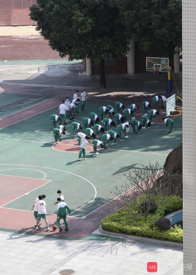 广州中学，同学们在上体育课。南都记者 冯宙锋 摄.jpg