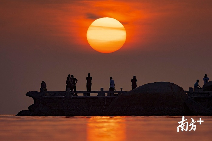 8月24日早上，珠海情侣路海边很多观日人等待着太阳升起。沙滩上的咸鱼 摄