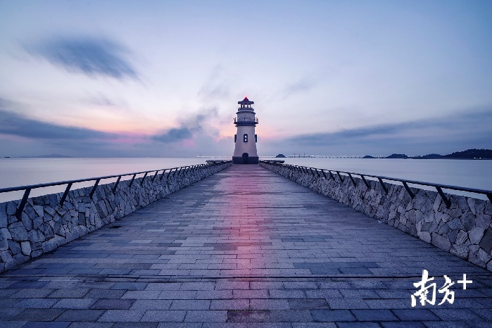 8月25日，珠海清晨的爱情邮局灯塔。沙滩上的咸鱼 摄