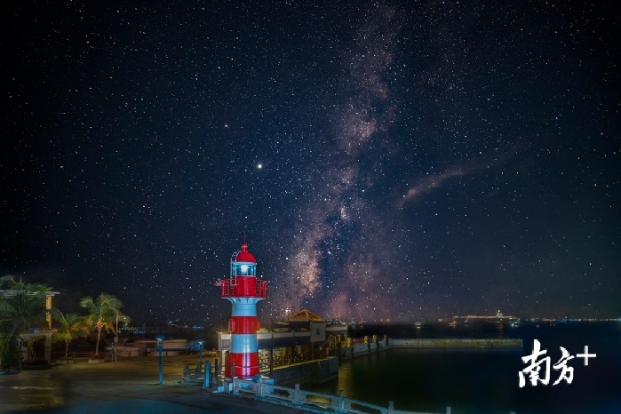 8月26日，珠海夏日的夜晚，外伶仃海岛上凉风习习，格外通透的天空下，银河熠熠生辉。Dong 摄