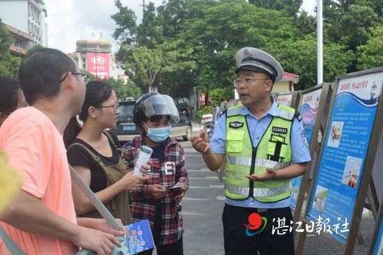 湛江遂溪交警强化现场劝导开展节前安全教育