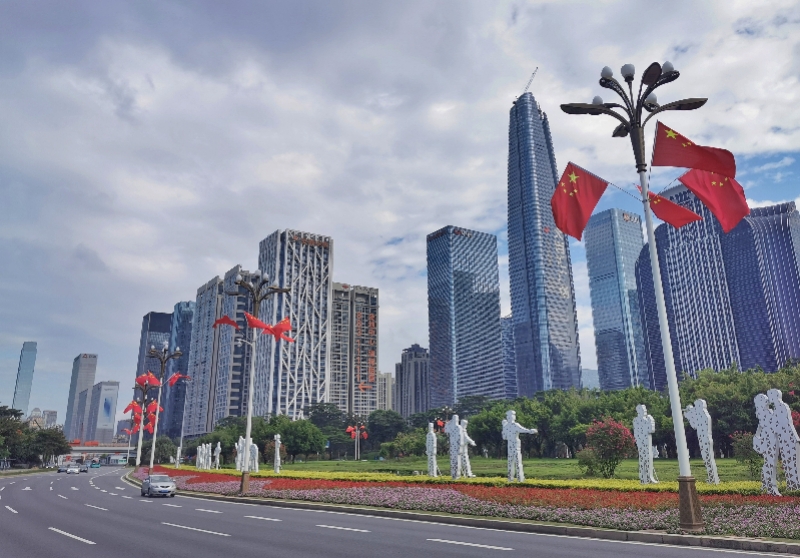 深圳悬挂近10万面国旗，1700多栋楼宇将亮灯喜迎国庆
