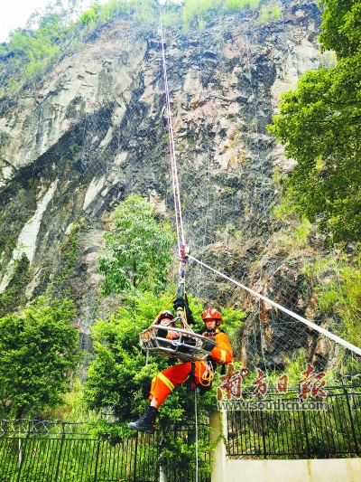 救援面向“全灾种” 广东多地开展绳索培训消防员苦练“飞檐走壁”