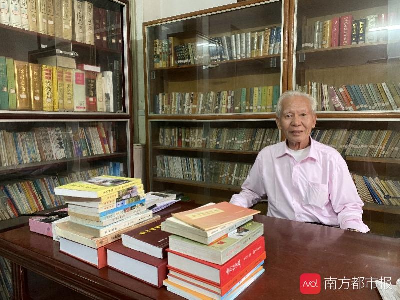 专访八旬雷州话传承人：手写编纂方言字典，孙辈帮助录入电脑