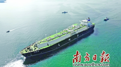 首艘国产LNG船“大鹏昊”抵深圳大鹏湾