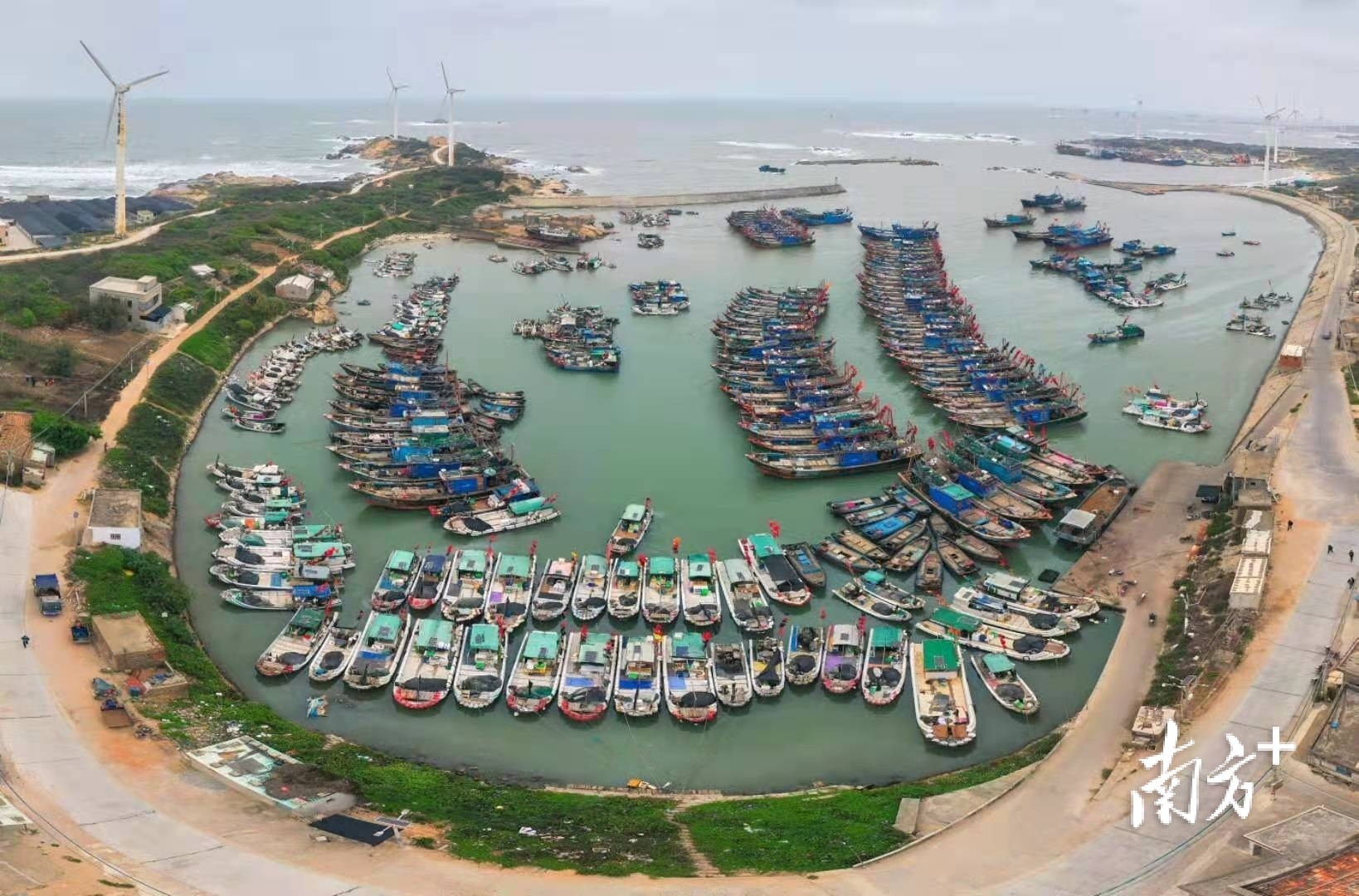 4月5日，揭阳惠来县坂美村，渔船在深水渔港中整齐排列，展现壮观美景。 樵人 摄