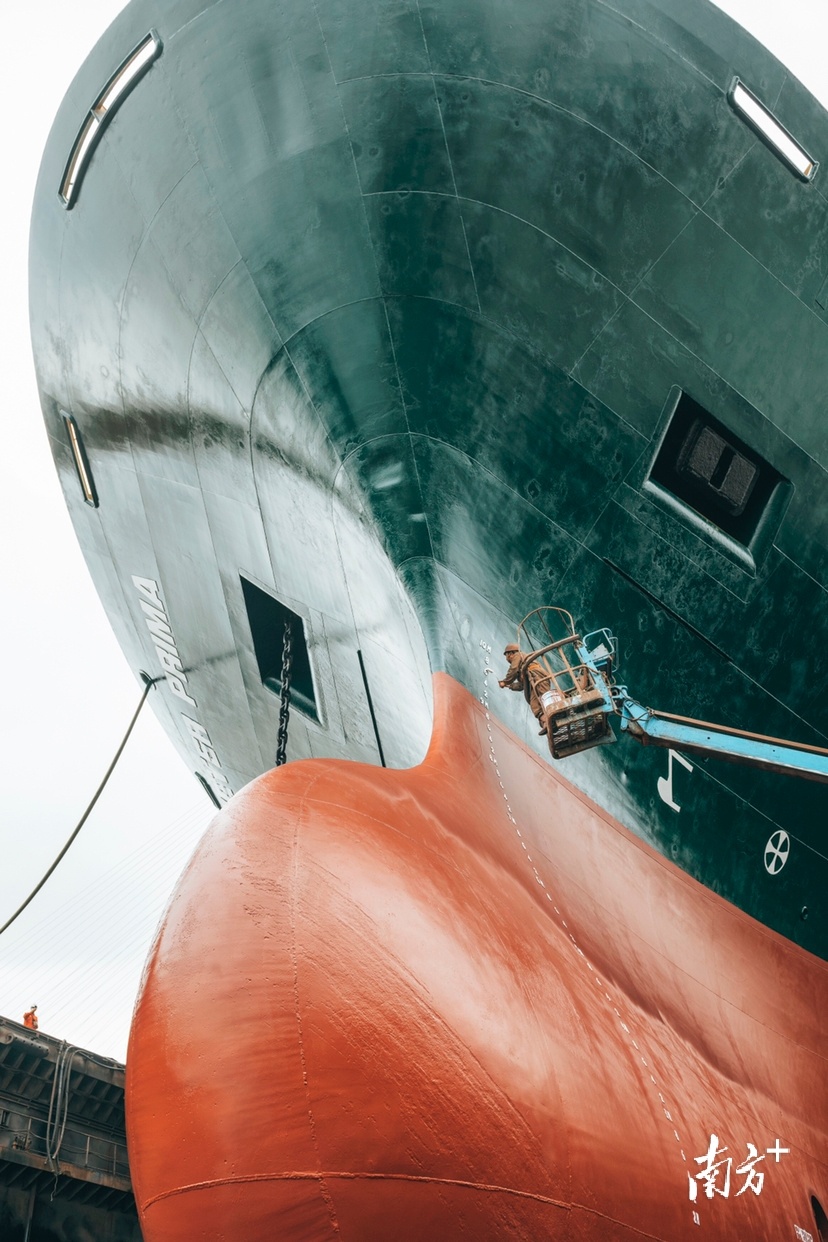 4月7日，广东中远海运重工飞龙山船坞，工人正在维护巨轮。秋歌 摄