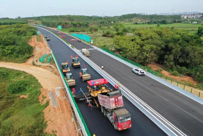吴川支线高速完成主线路面工程，计划6月底通车